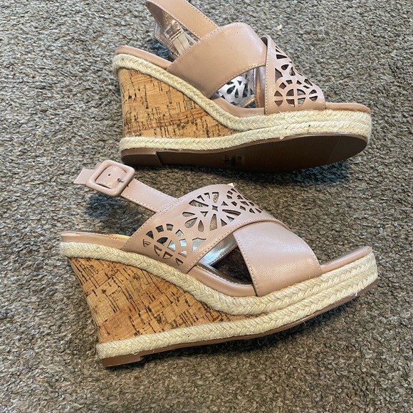 NWT Women’s Olivia Miller wedge sandals - Picture 2 of 13